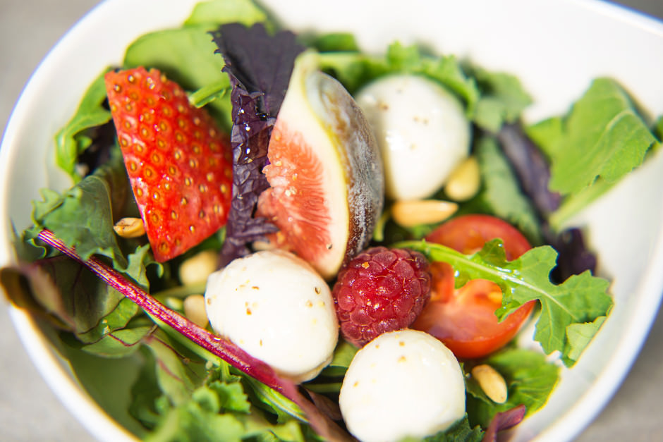 Salat Bowl mit Früchten im Firmencatering | Kaiserschote Köln